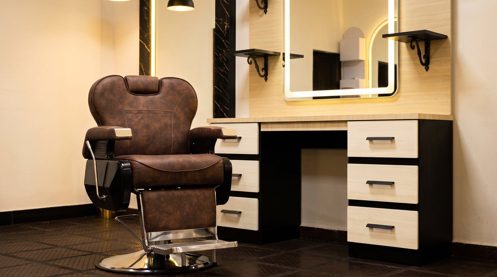Combo Vikingo instalado en barbería con luz cálida, silla chocolate con apoyabrazos crema y espejo retroiluminado