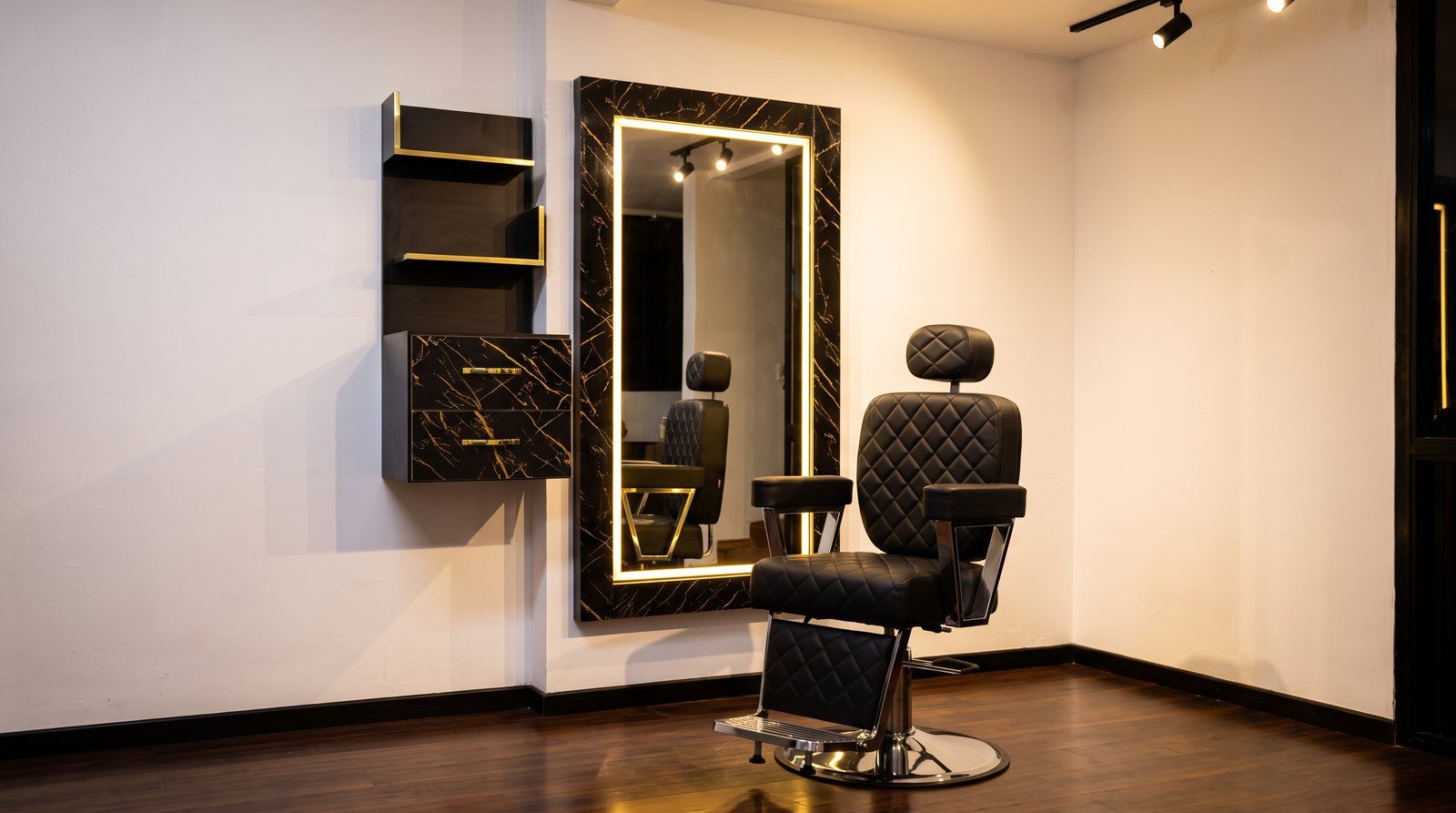 Combo Perro Negro instalado en barbería de noche, torre flotante y espejo con LED
