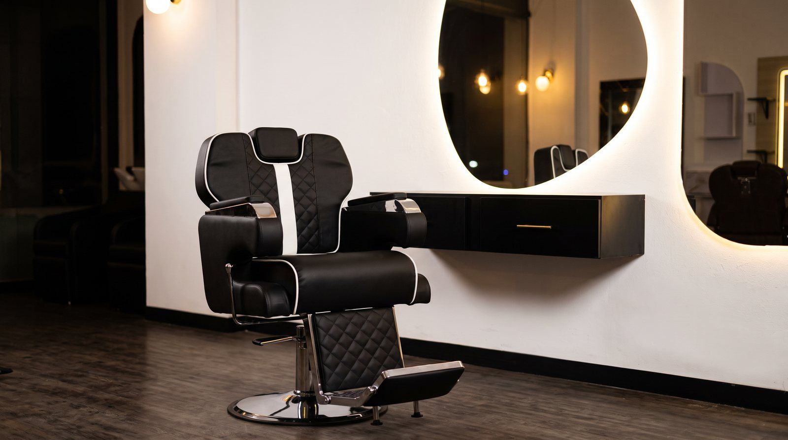 Combo Tranqui instalado en barbería de noche, espejo orgánico con LED y tocador flotante