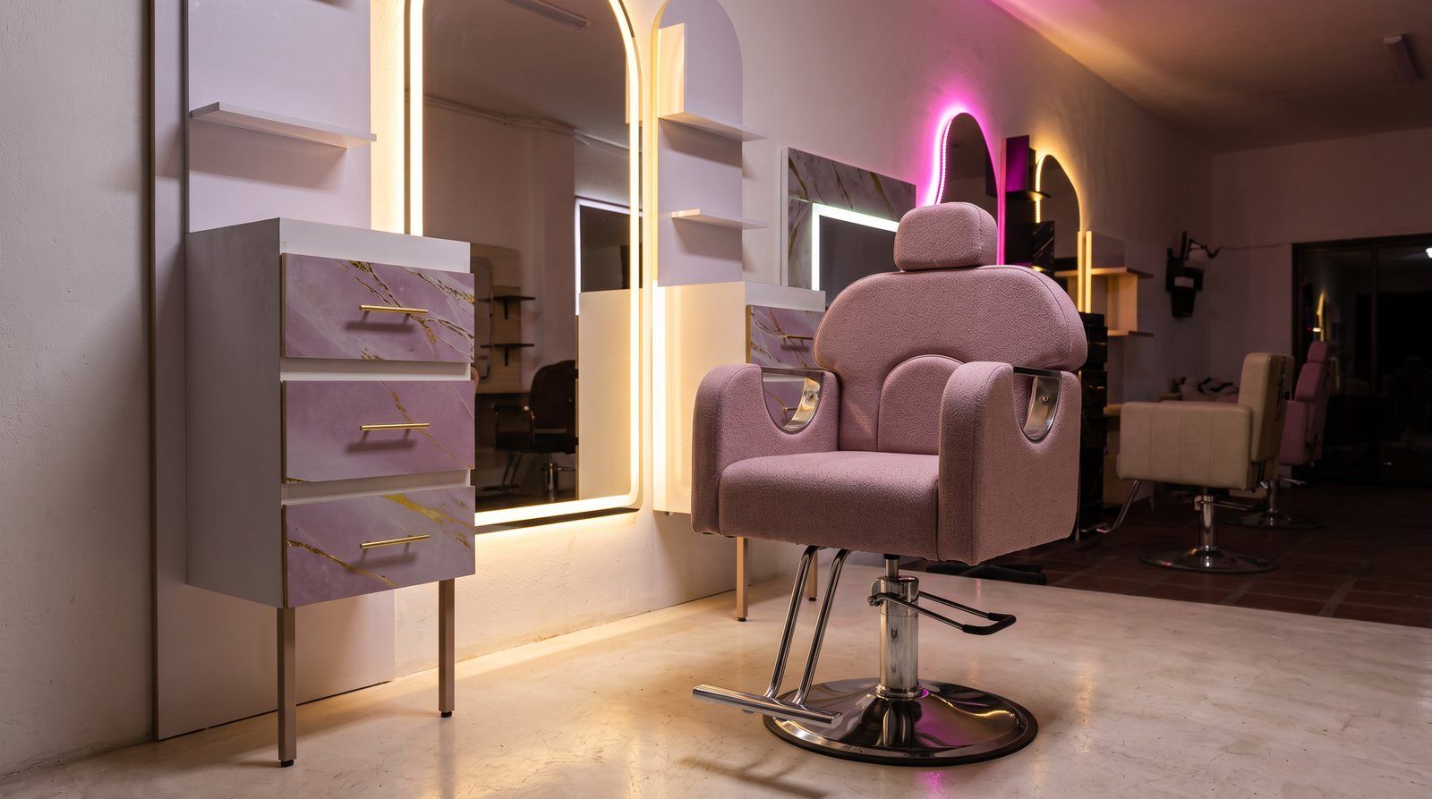 Combo Bugalú instalado en peluquería con luz cálida, silla rosa y espejo de arco iluminado
