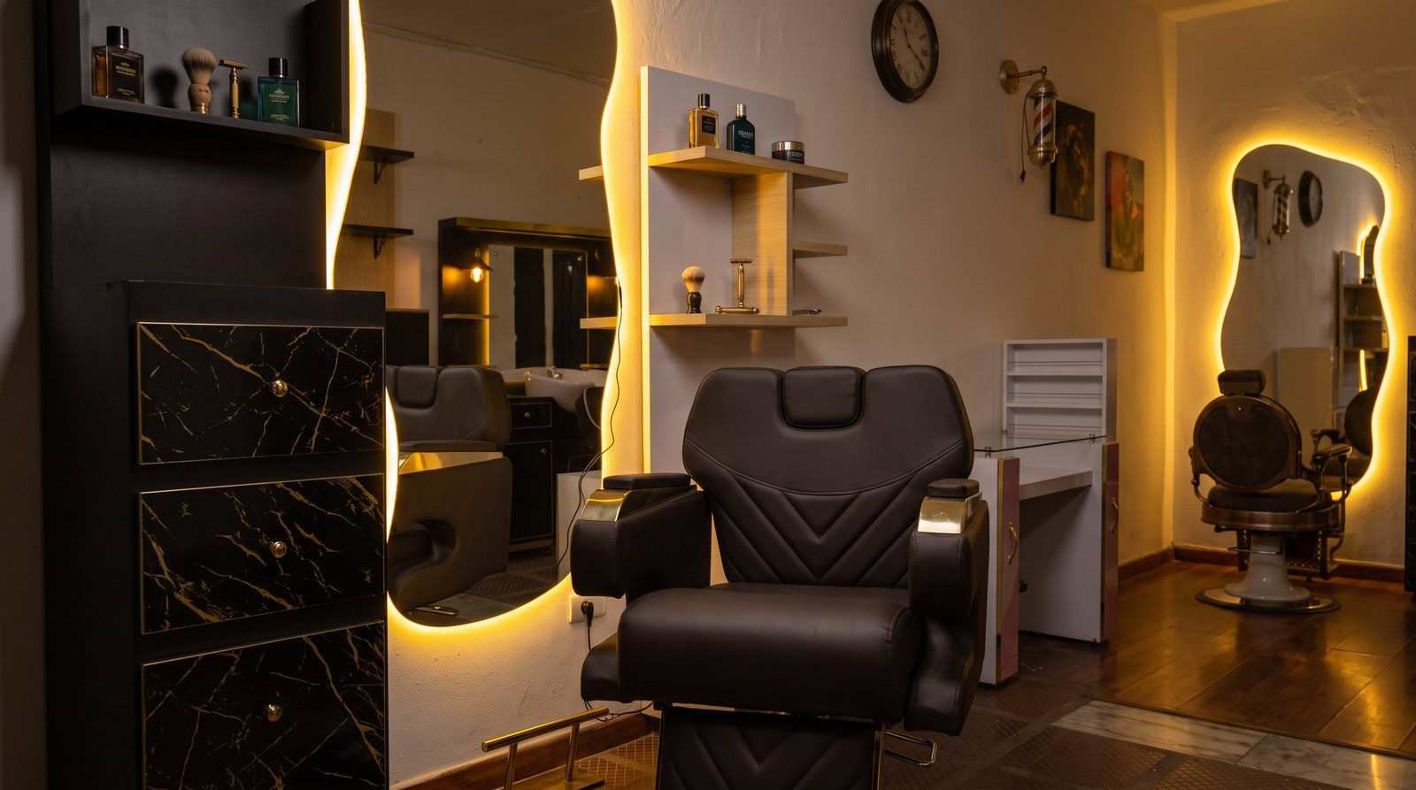 Combo Arena instalado en barbería con luz cálida, torre en fórmica y espejo ondulado retroiluminado