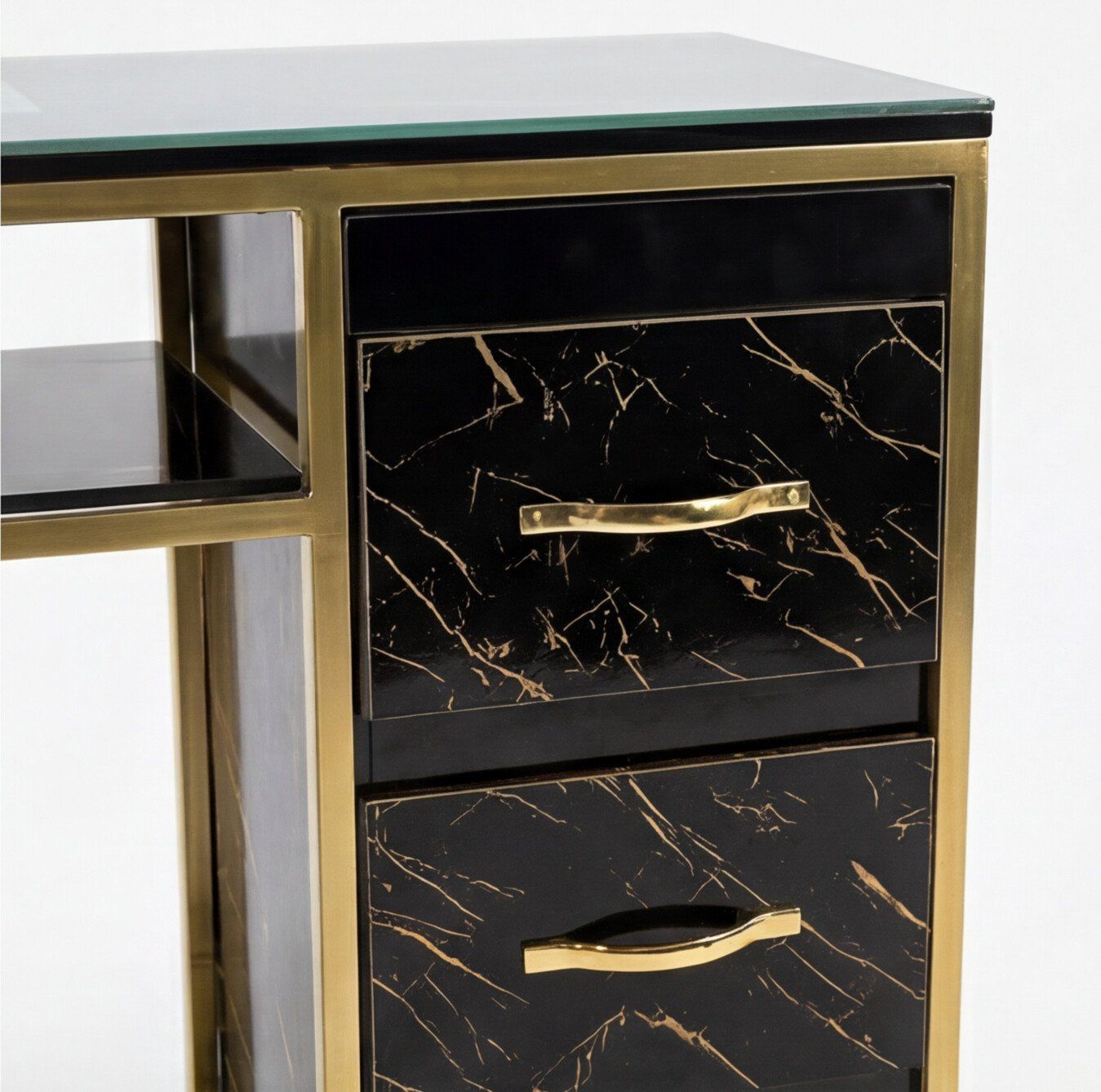 Detalle de cajones del esmaltero dorado en mármol negro con apliques y manijas doradas