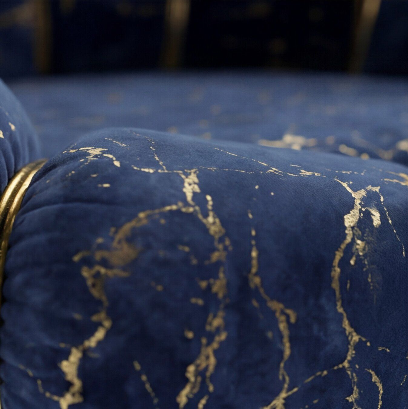 Detalle de la tapicería del combo pedicure spa de pies en terciopelo azul veteado con dorado