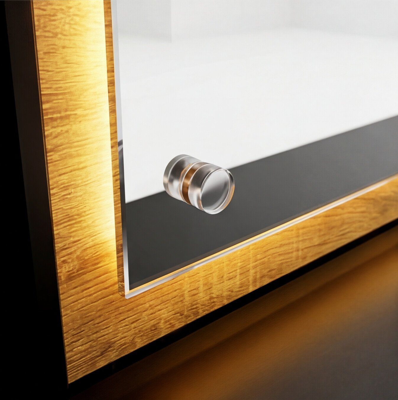 Detalle del marco en madera con luz LED cálida y anclaje del espejo del Tocador Milán LED