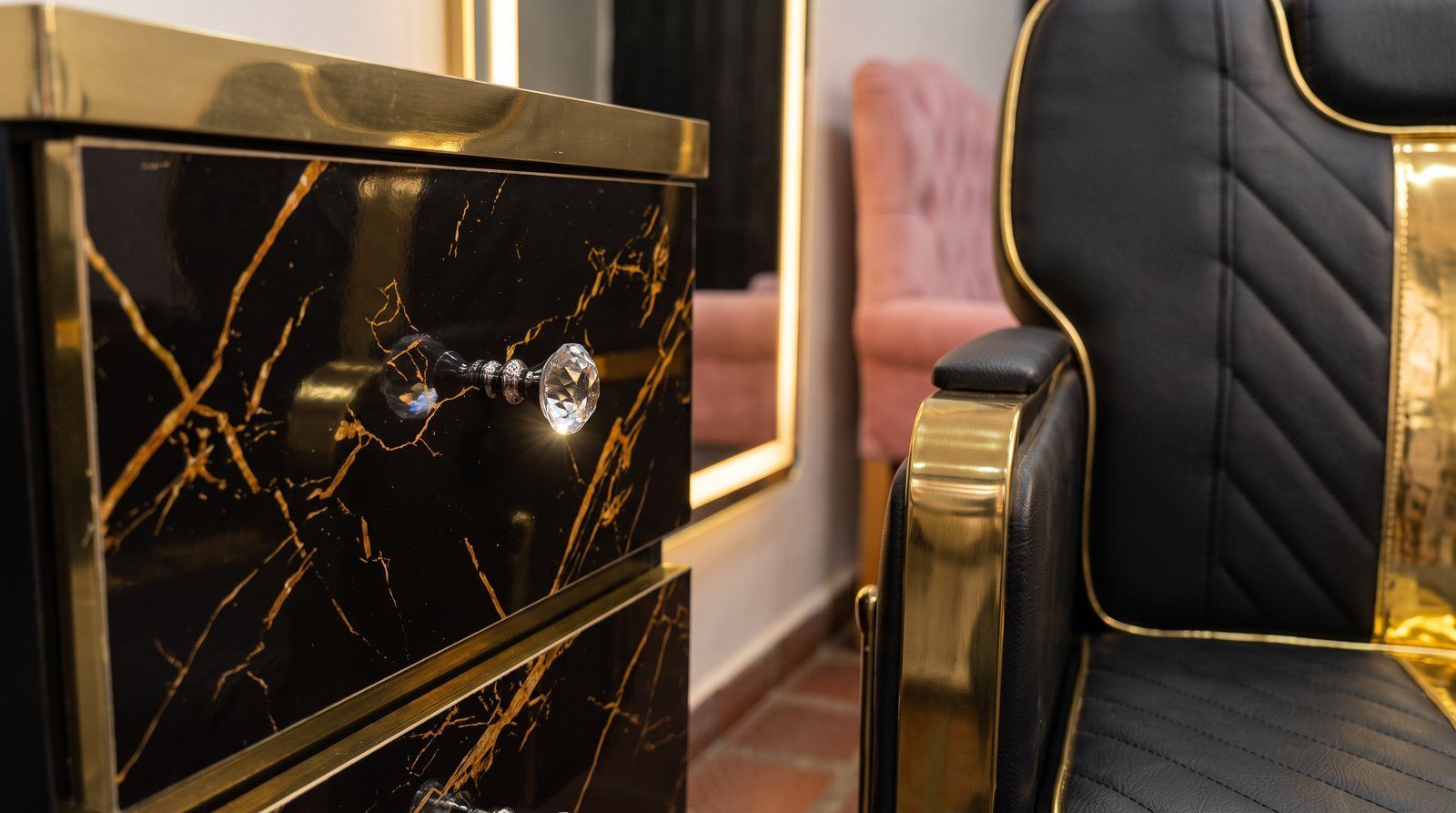 Detalle del mármol negro con vetas doradas y de los botones en diamante del Combo Mentiroso