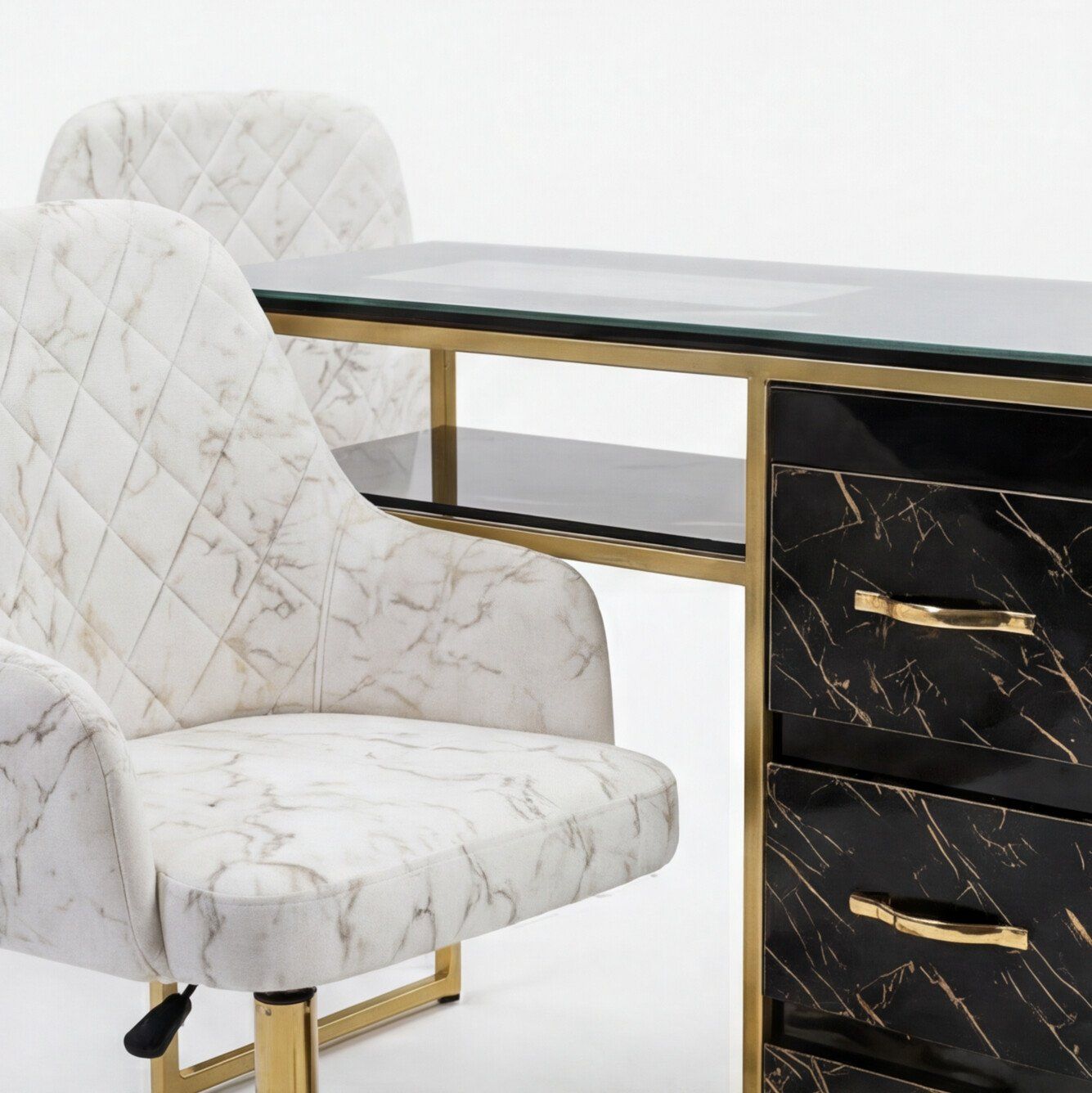 Esmaltero dorado en detalle: tope de vidrio, estructura dorada y silla en piel de durazno, vista de cerca