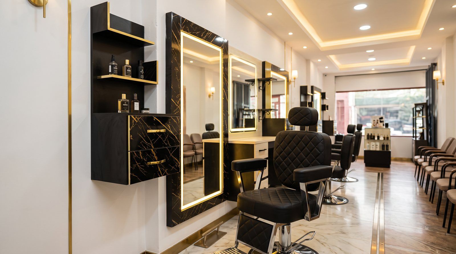 Combo Perro Negro en showroom amplio de barbería con estaciones flotantes