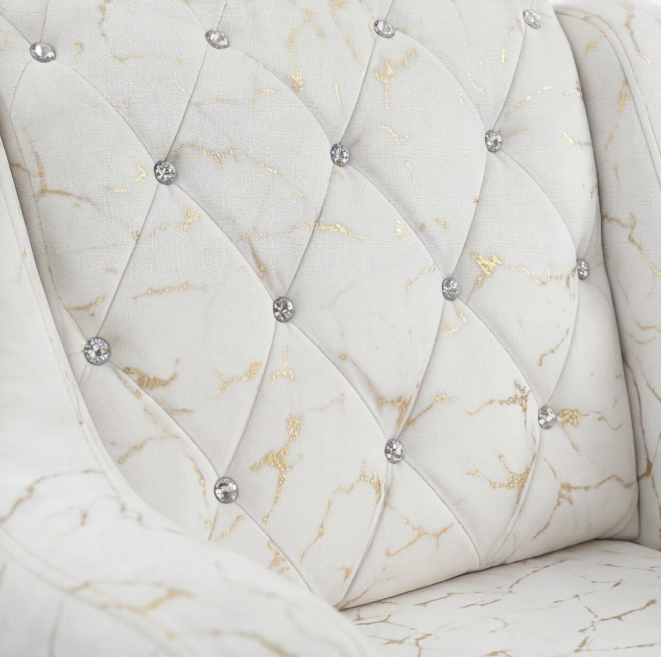 Detalle del capitoné del sillón Combo Buenos Aires con botones de cristal y vetas doradas en tela mármol