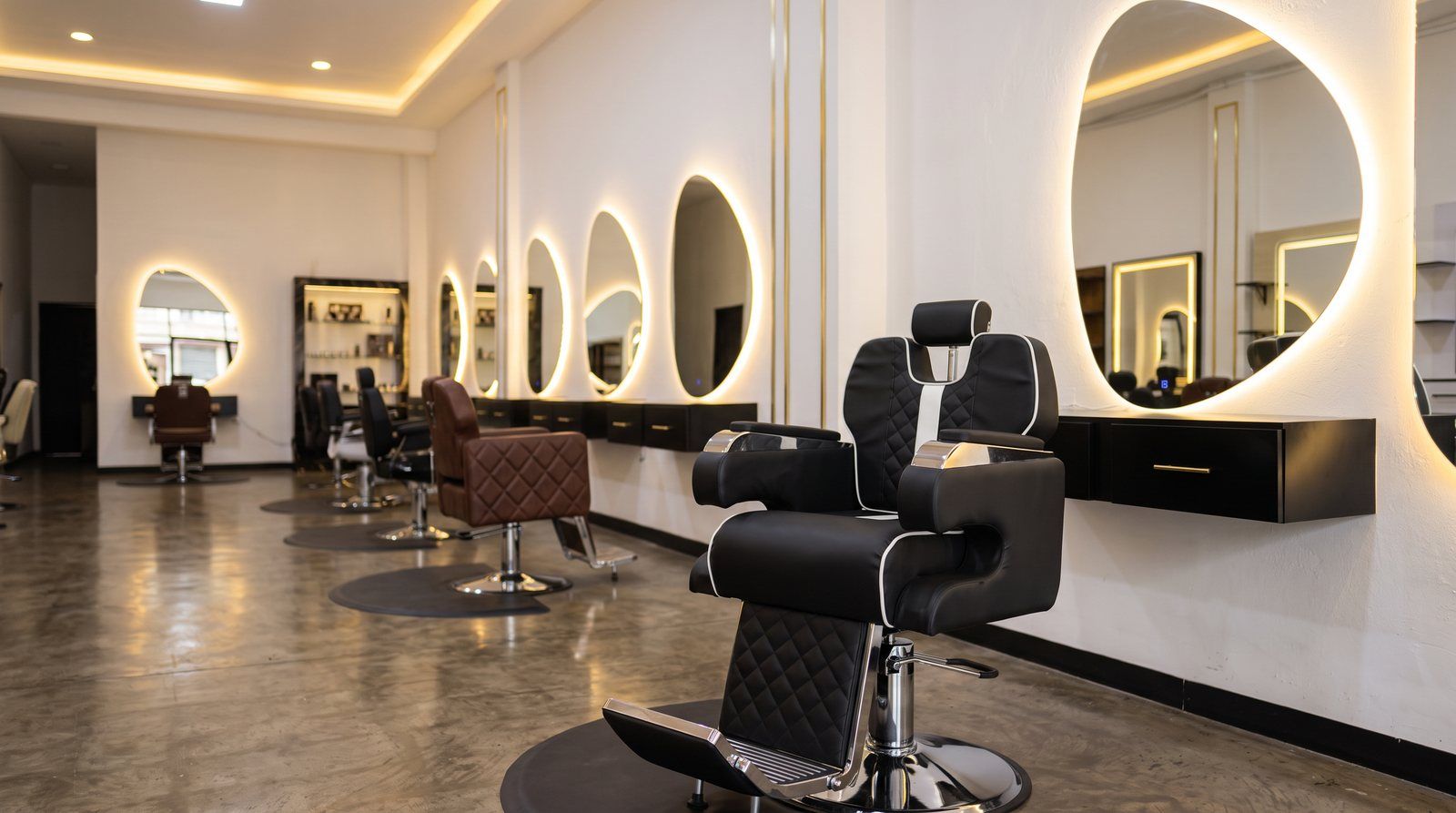 Combo Tranqui en showroom amplio de barbería con espejos asimétricos iluminados