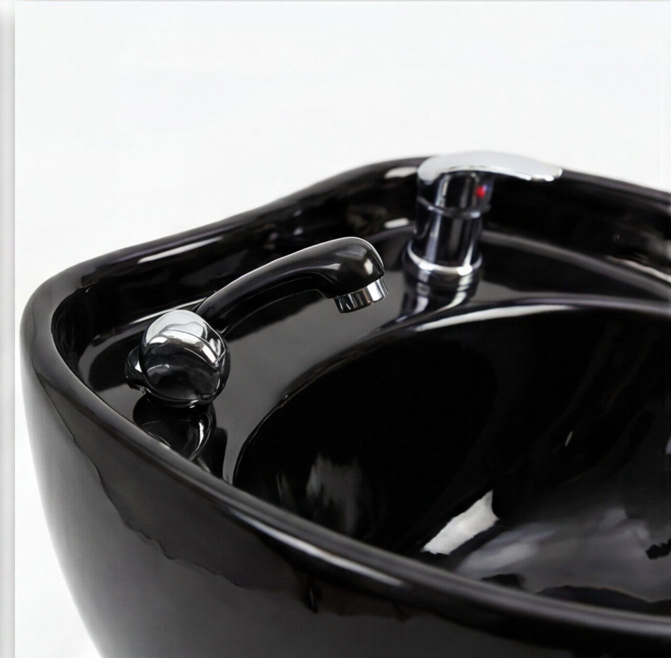 Detalle de la poceta de porcelana importada negra con grifería cromada del Lavacabezas Premium