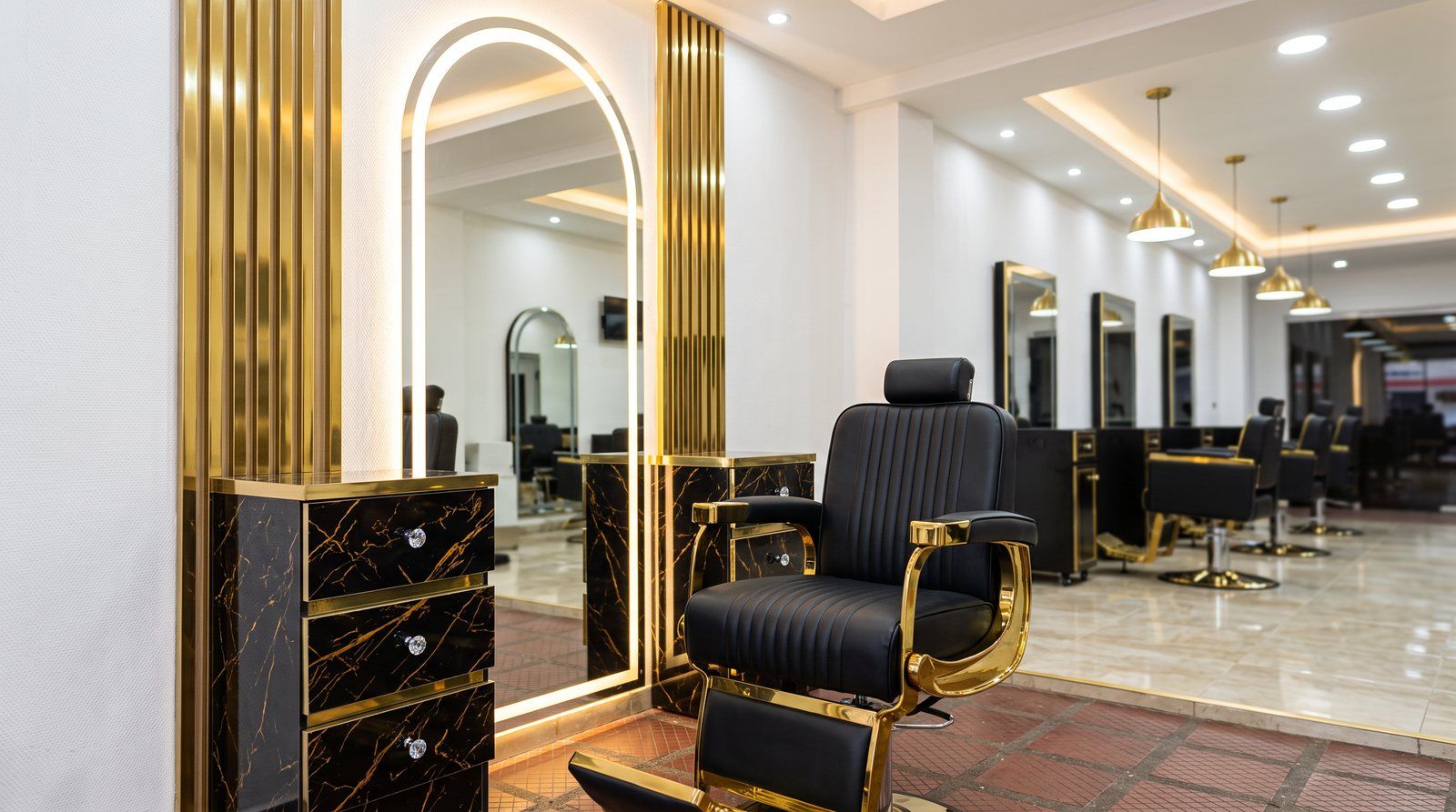 Combo Mentiroso en showroom amplio de barbería con estaciones en negro y dorado