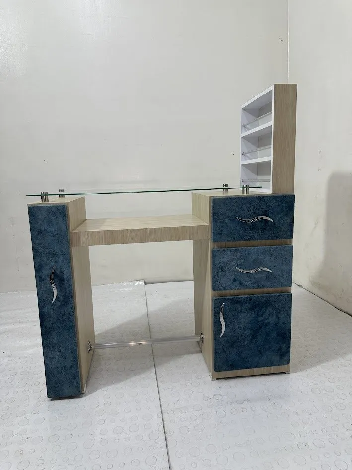 Mesa de manicure doble beige y azul con tres cajones y organizador de esmaltes, vista lateral