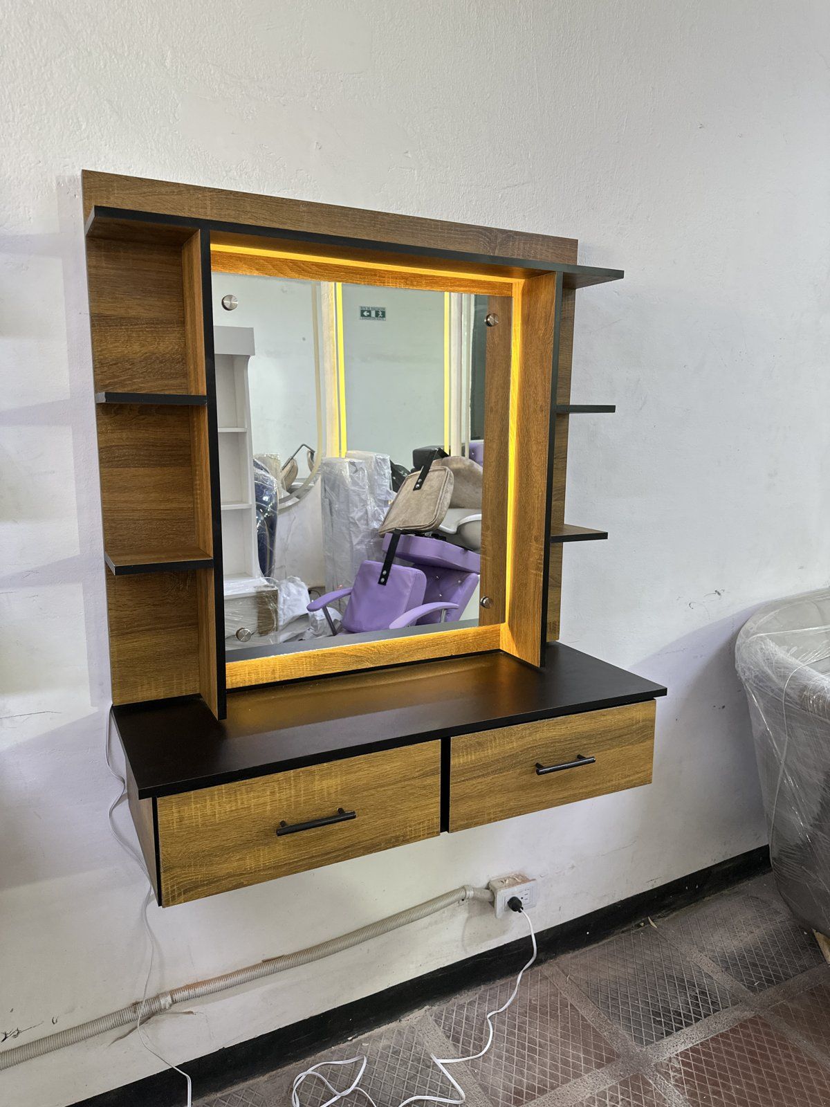 Tocador Milán LED flotante instalado en barbería, espejo con luz LED y cajones en madera