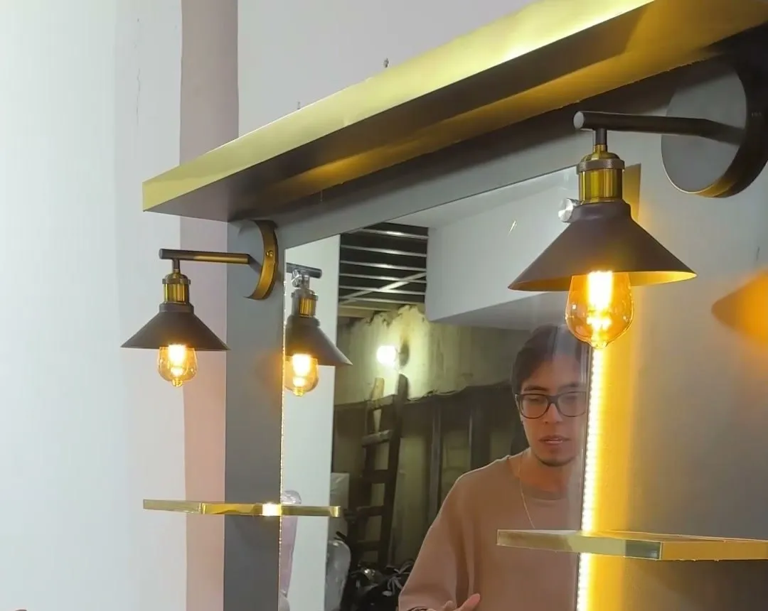 Repisas doradas y lámparas del tocador del Combo Visajoso en el showroom de Muebles Pulido
